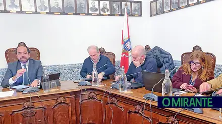 Aluguer de automóveis põe PSD e PS em rota de colisão na Câmara de Santarém