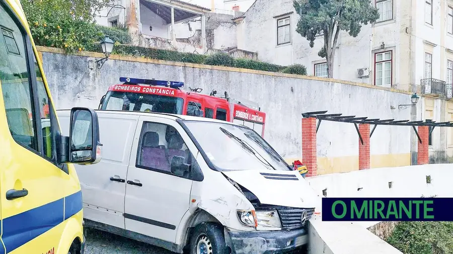 Muro evitou que carrinha caísse ao Tejo em Constância