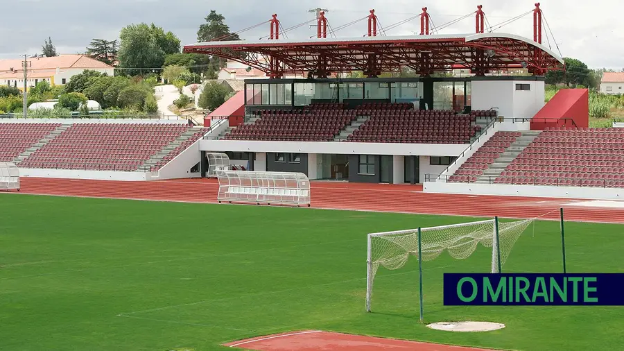 Município do Cartaxo disponibiliza estádio municipal para apoiar população