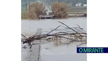 Mau tempo e subida do caudal do Sorraia provocam queda da Ponte da Escusa