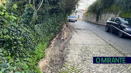 Deslizamento de terras leva berma de rua em Santarém