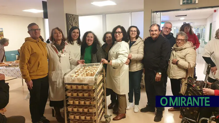 Gentes de Almeirim distribuem arroz doce no Hospital de Santarém