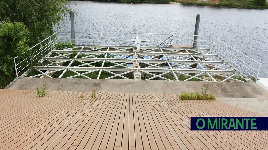 Cais do Arripiado cedeu com a tempestade, mas está fora de perigo