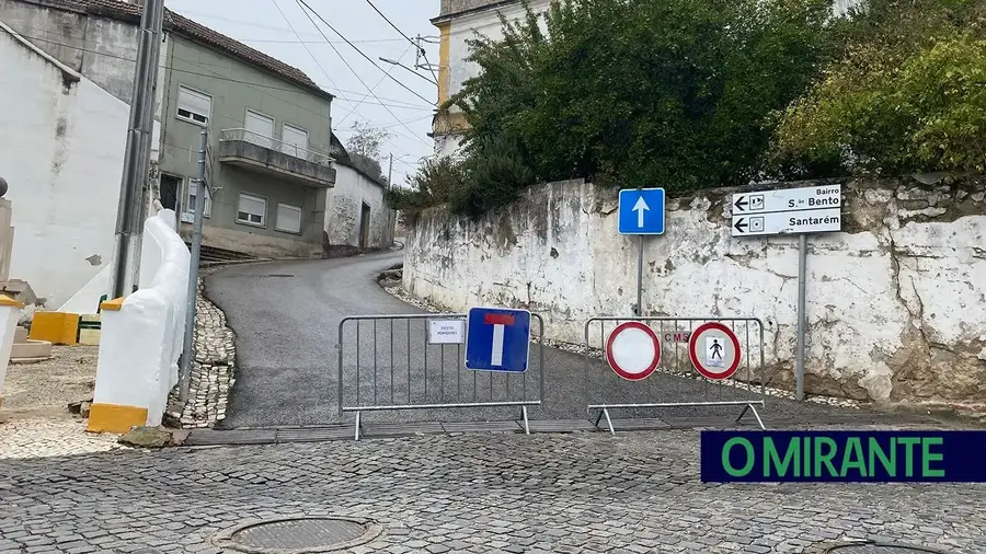 Calçada de Santa Clara cortada em Santarém devido a deslizamento de terras