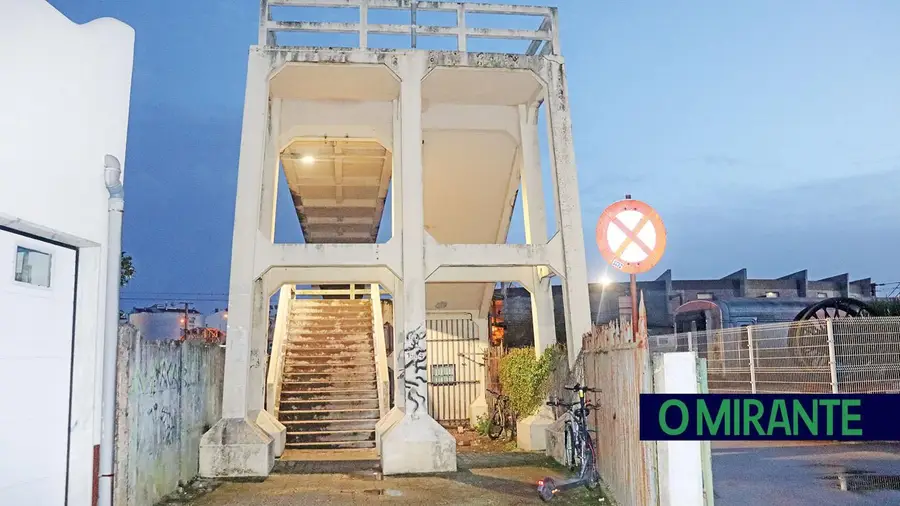 Passagem pedonal da estação do Entroncamento em mau estado