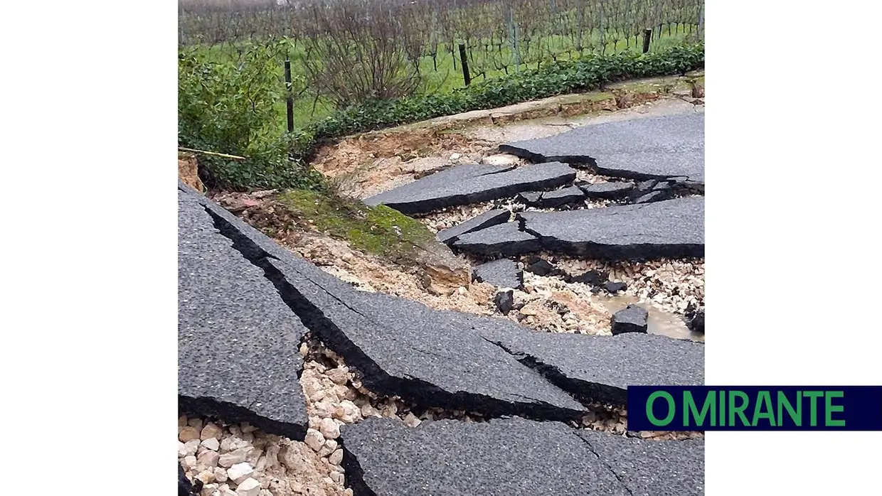 Casa desaba em Alenquer e deixa morador desalojado