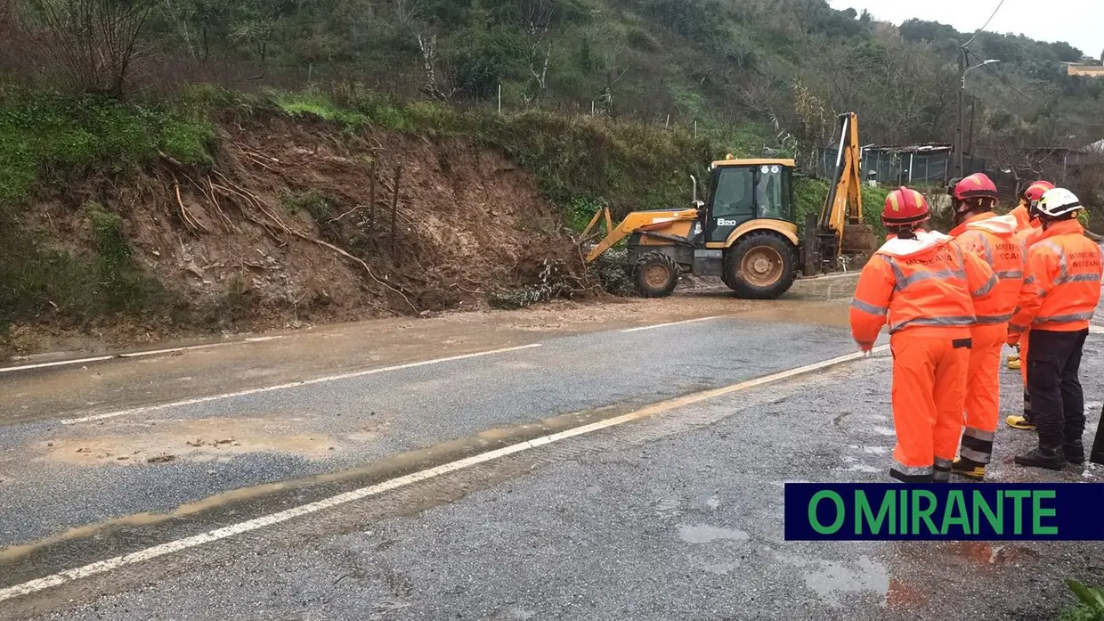 Casa desaba em Alenquer e deixa morador desalojado