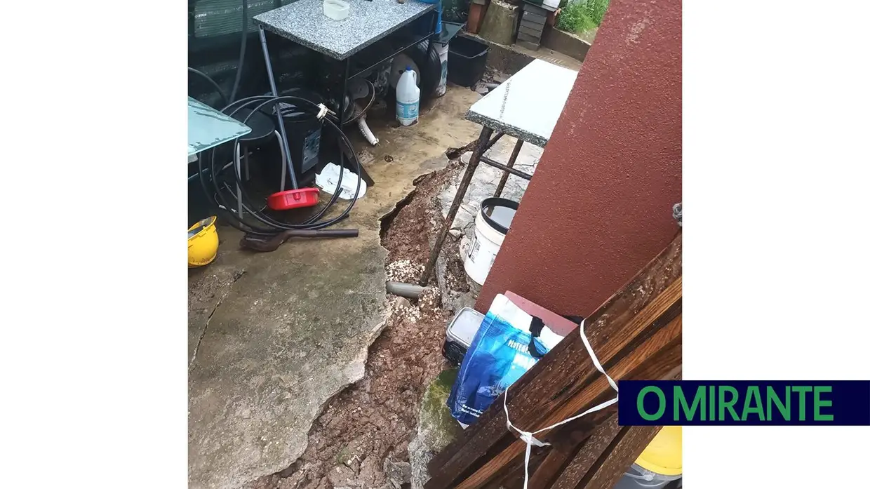 Casa desaba em Alenquer e deixa morador desalojado