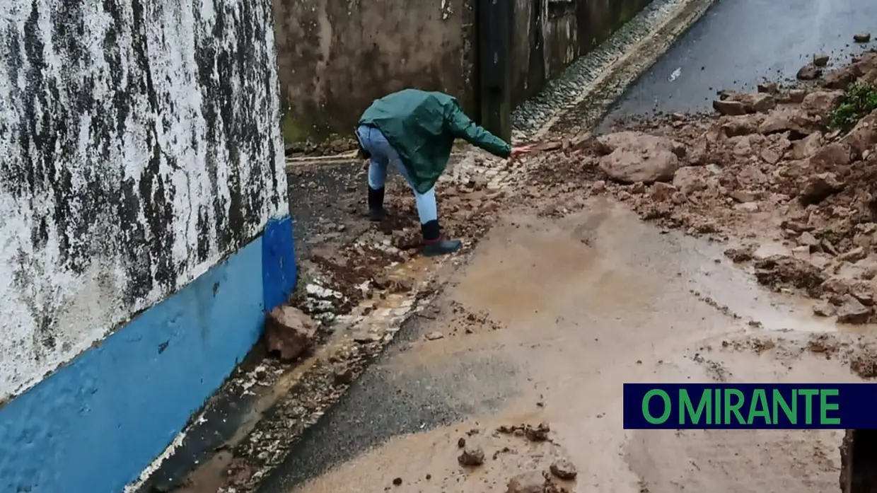 Casa desaba em Alenquer e deixa morador desalojado