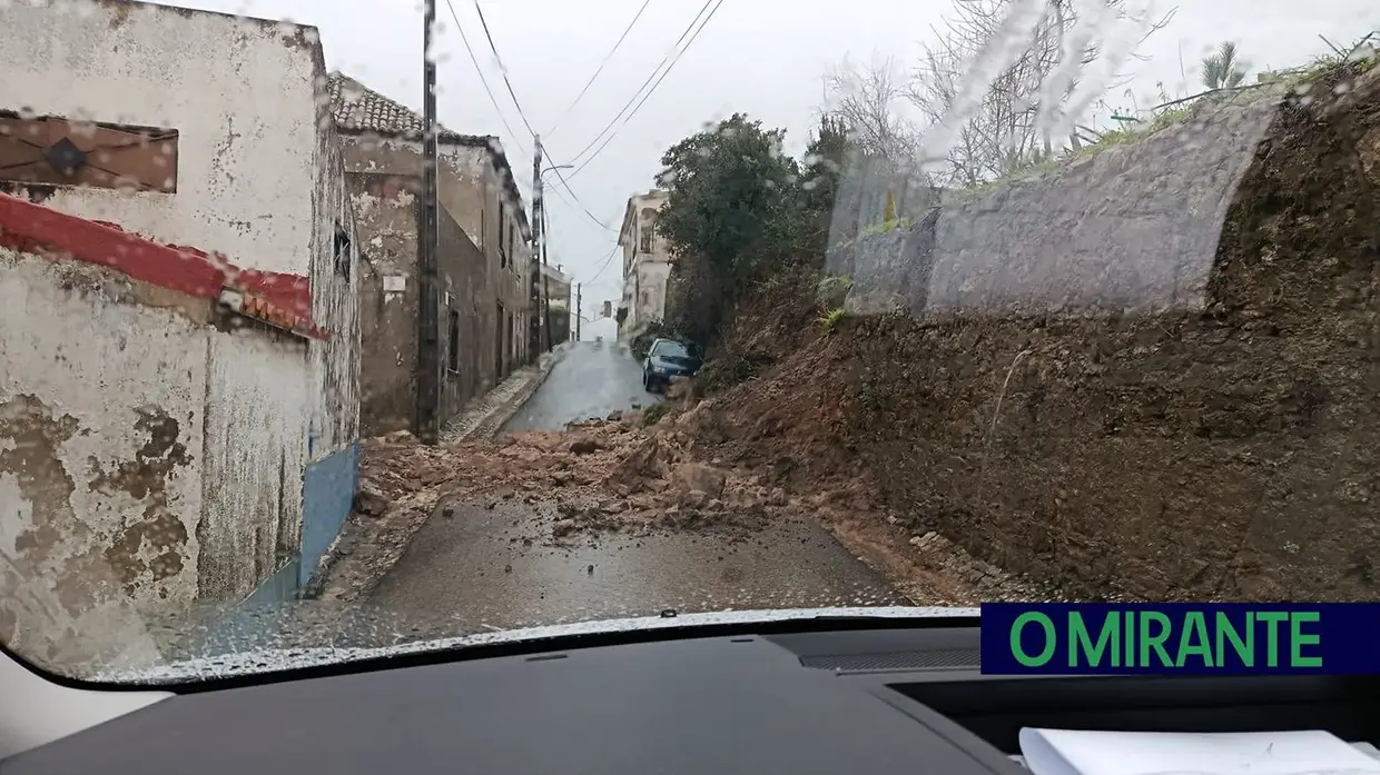 Casa desaba em Alenquer e deixa morador desalojado