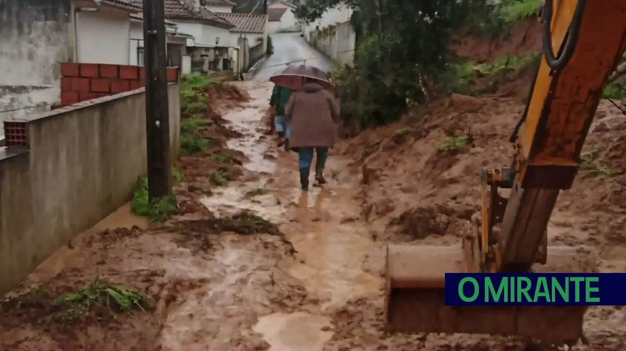 Casa desaba em Alenquer e deixa morador desalojado