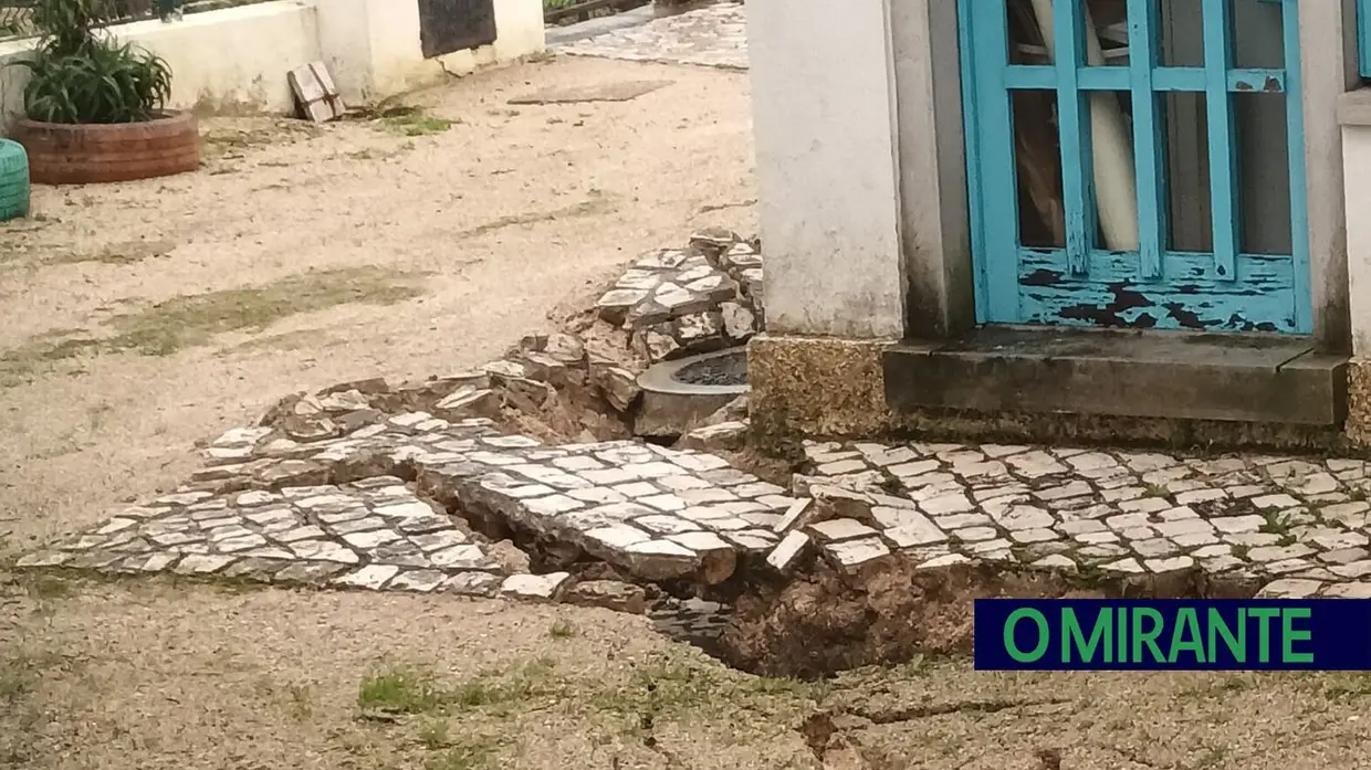 Casa desaba em Alenquer e deixa morador desalojado