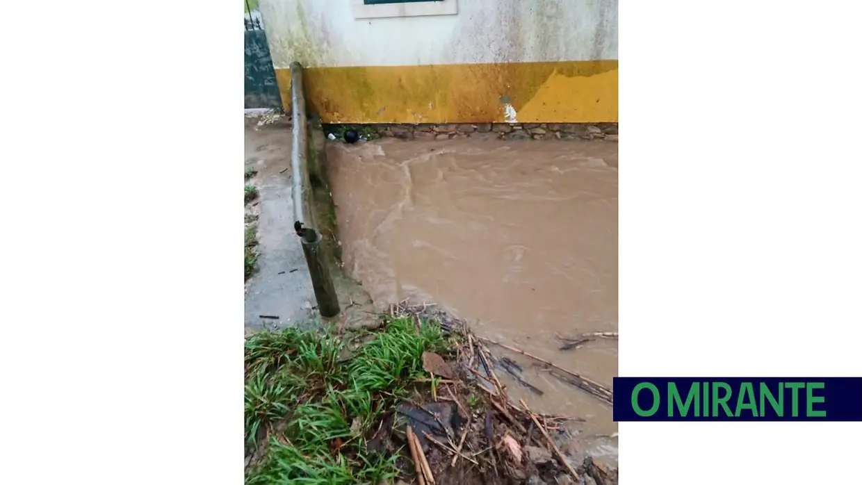 Casa desaba em Alenquer e deixa morador desalojado