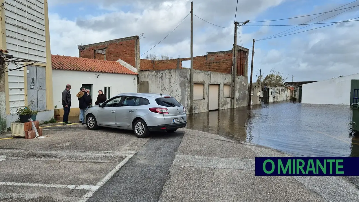Rio Sorraia transborda e provoca primeiras inundações na zona ribeirinha de Benavente