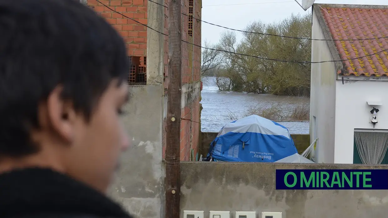 Rio Sorraia transborda e provoca primeiras inundações na zona ribeirinha de Benavente