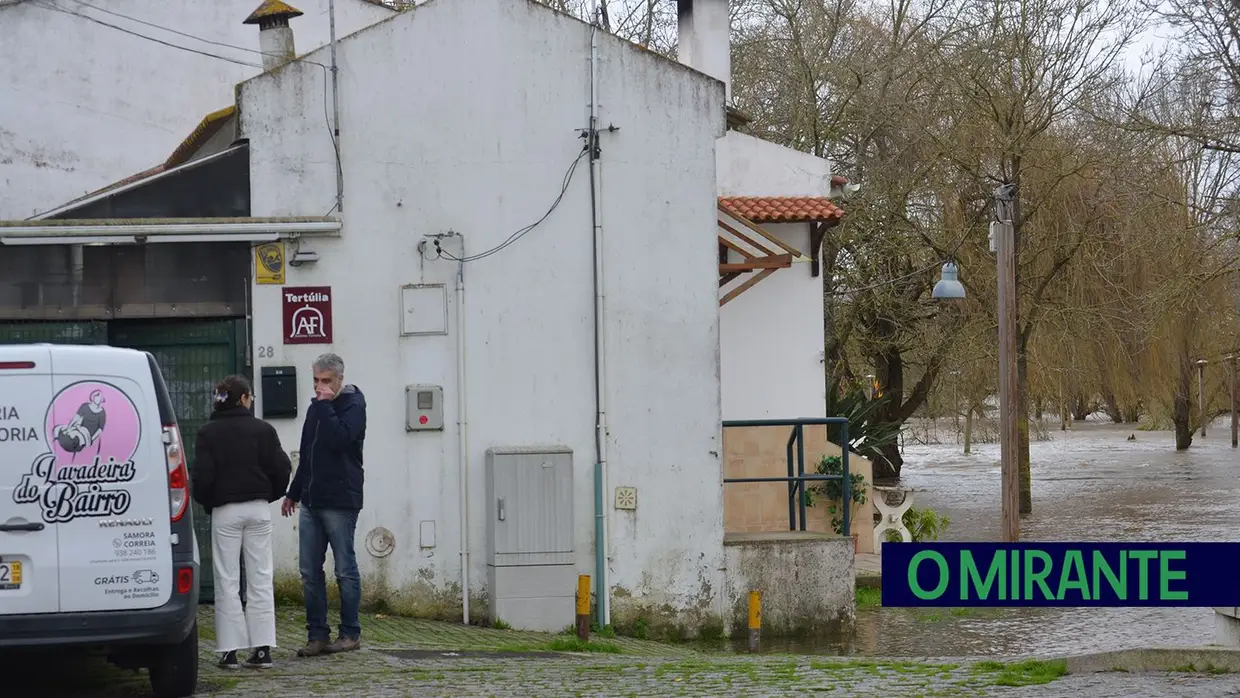 Rio Sorraia transborda e provoca primeiras inundações na zona ribeirinha de Benavente