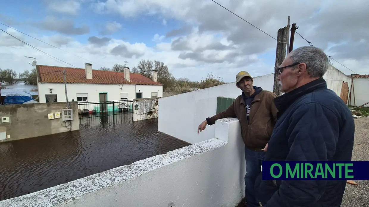 Rio Sorraia transborda e provoca primeiras inundações na zona ribeirinha de Benavente