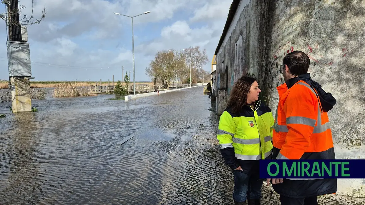 Subida das águas do Almansor inunda zona ribeirinha de Samora Correia