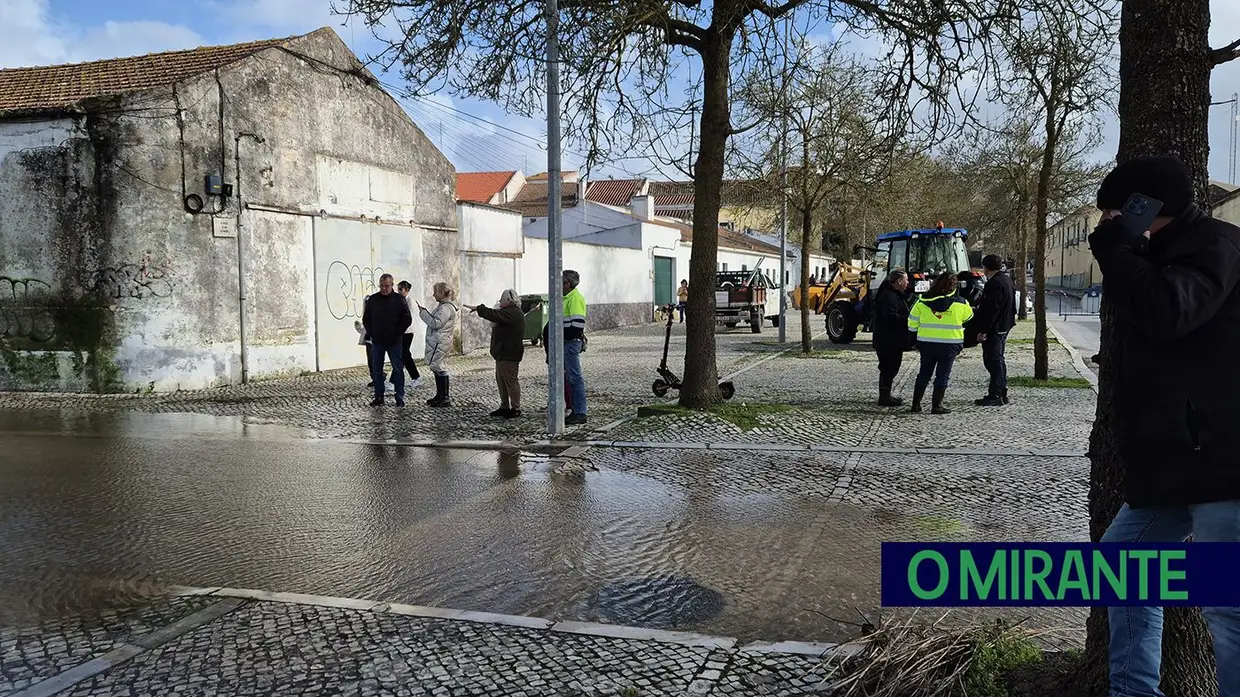 Subida das águas do Almansor inunda zona ribeirinha de Samora Correia