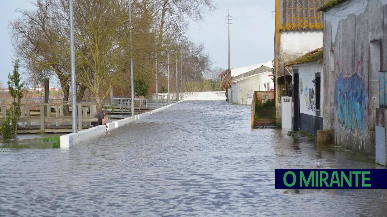 Subida das águas do Almansor inunda zona ribeirinha de Samora Correia