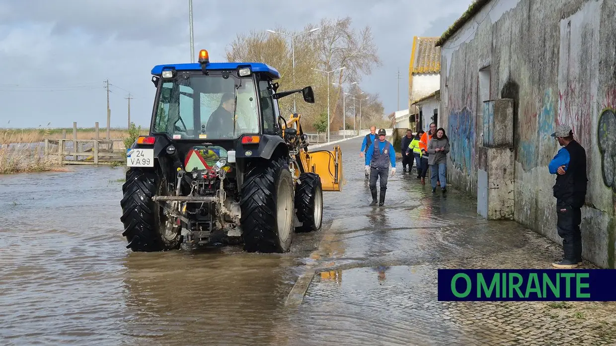 Subida das águas do Almansor inunda zona ribeirinha de Samora Correia