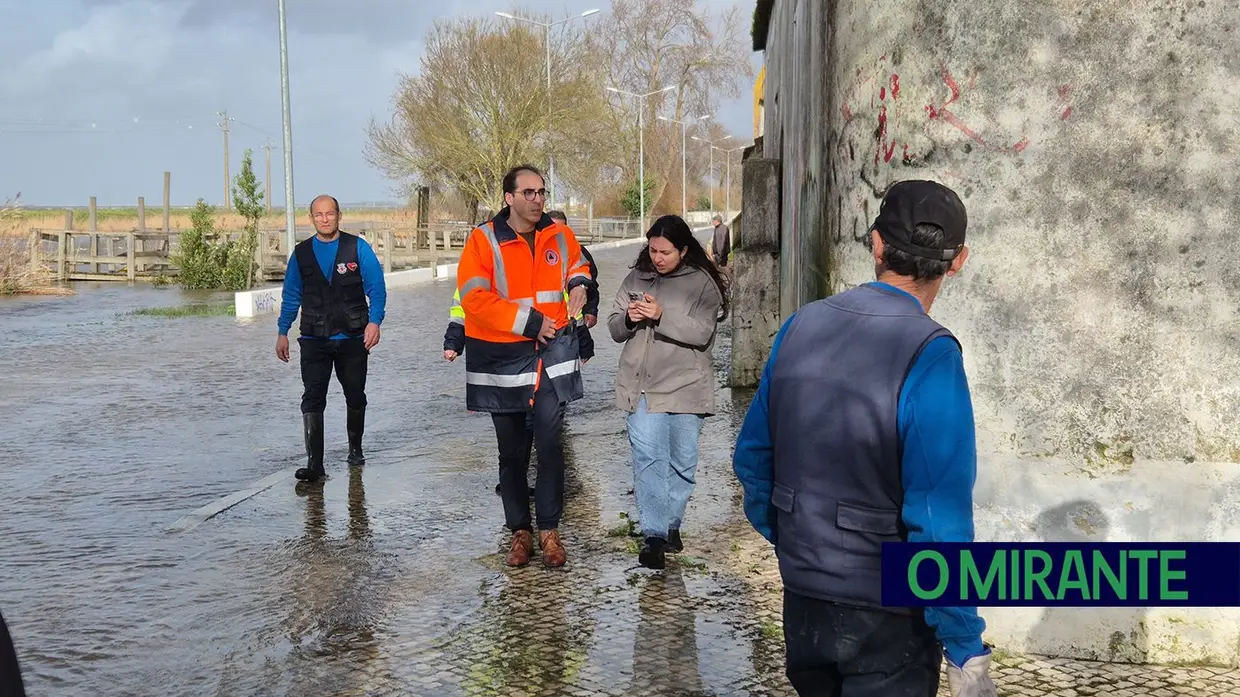 Subida das águas do Almansor inunda zona ribeirinha de Samora Correia