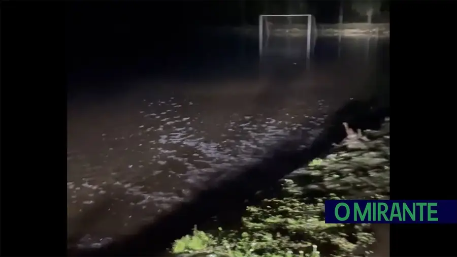 Campo de futebol do Semideiro virou uma piscina