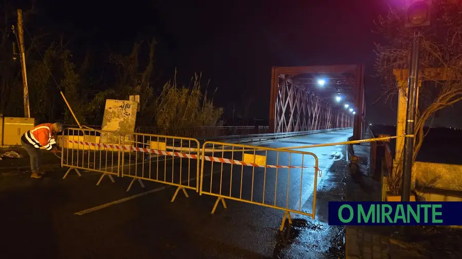 Ponte da Chamusca cortada ao trânsito devido a inundação no dique dos 20