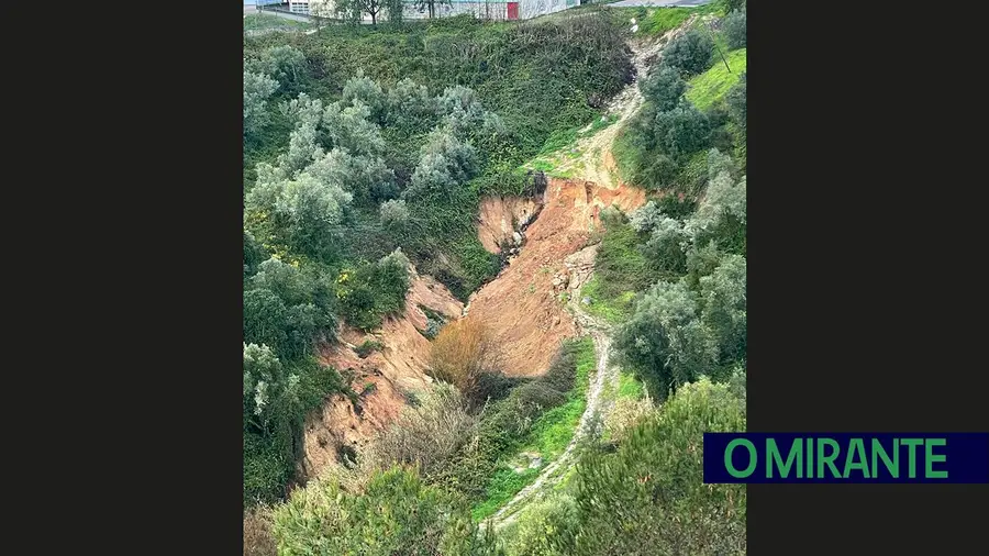 Deslizamento de terras perto da Escola Mem Ramires em Santarém