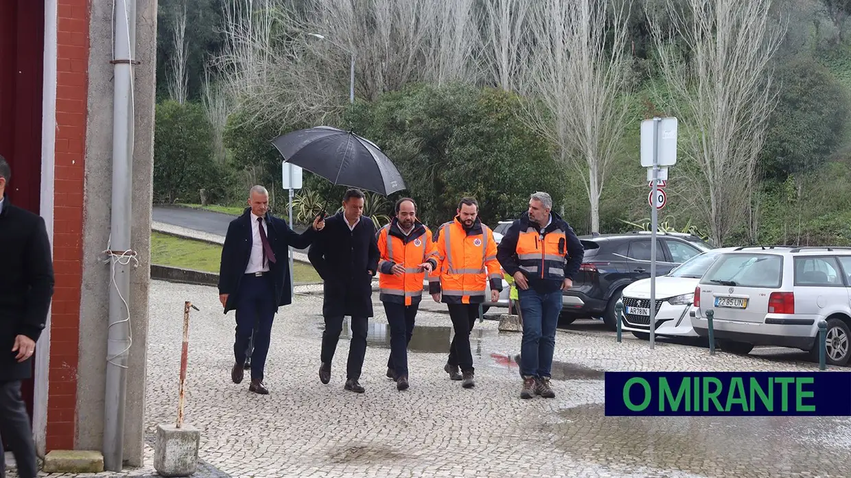 Luís Montenegro no terreno com desalojados das cheias em Santarém