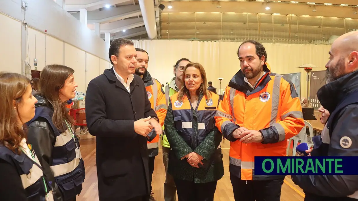 Luís Montenegro no terreno com desalojados das cheias em Santarém