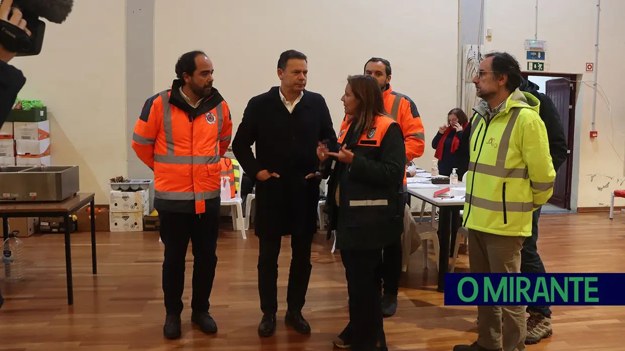 Luís Montenegro no terreno com desalojados das cheias em Santarém