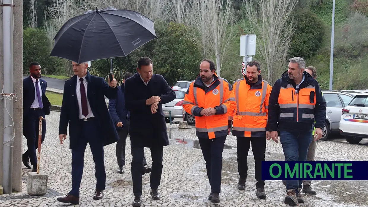 Luís Montenegro no terreno com desalojados das cheias em Santarém