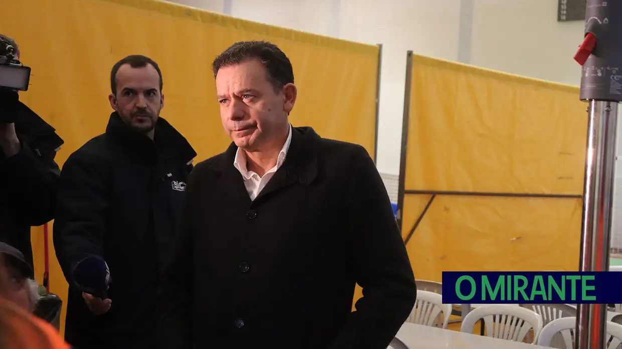 Luís Montenegro no terreno com desalojados das cheias em Santarém