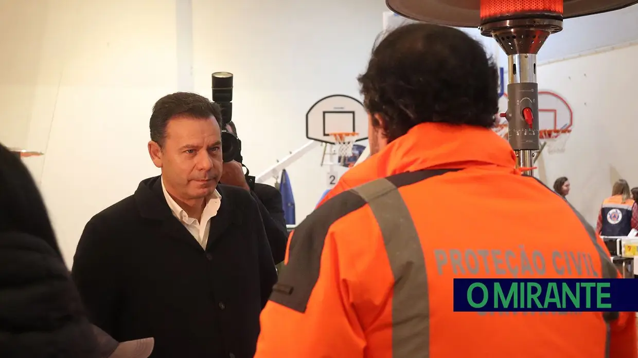 Luís Montenegro no terreno com desalojados das cheias em Santarém