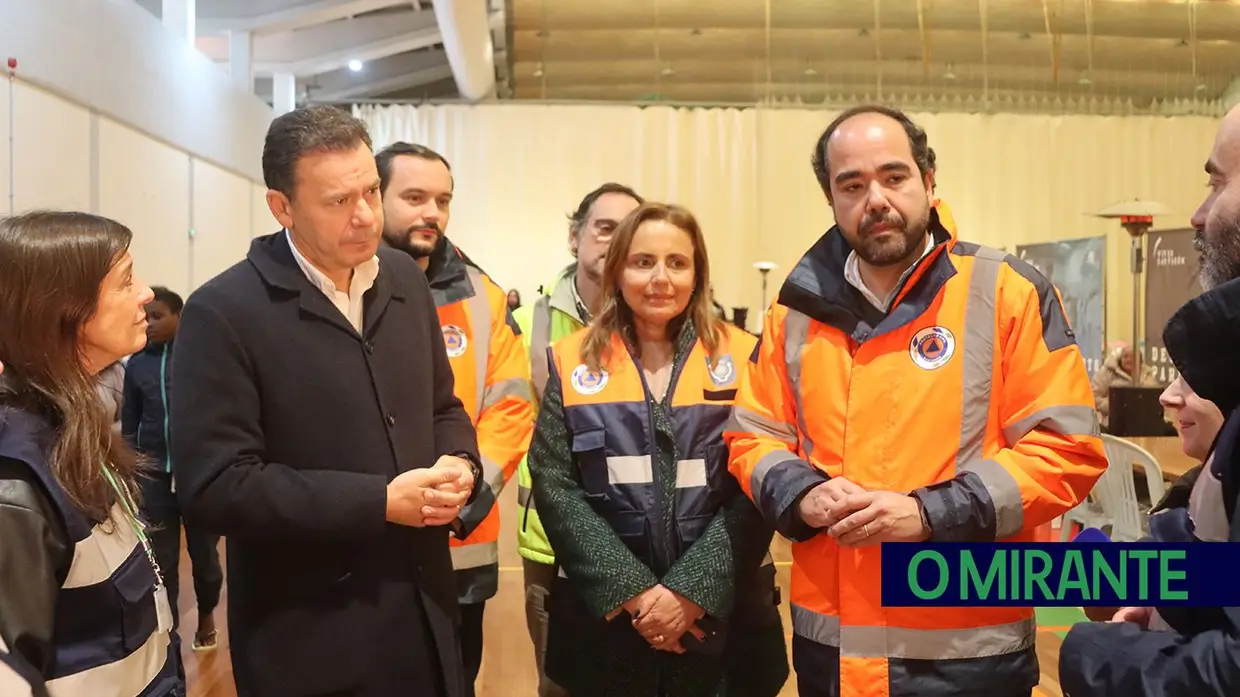 Luís Montenegro no terreno com desalojados das cheias em Santarém