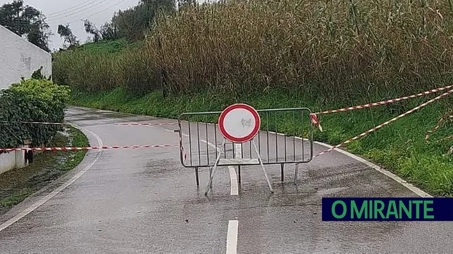 Estrada cortada entre Ponte D'Asseca e Póvoa da Isenta
