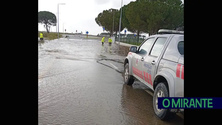 Chuvada interrompe estrada entre Base do Mercadona e Fazendas de Almeirim