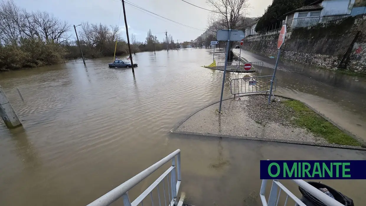 Já se anda de canoa junto à estação de comboios de Santarém