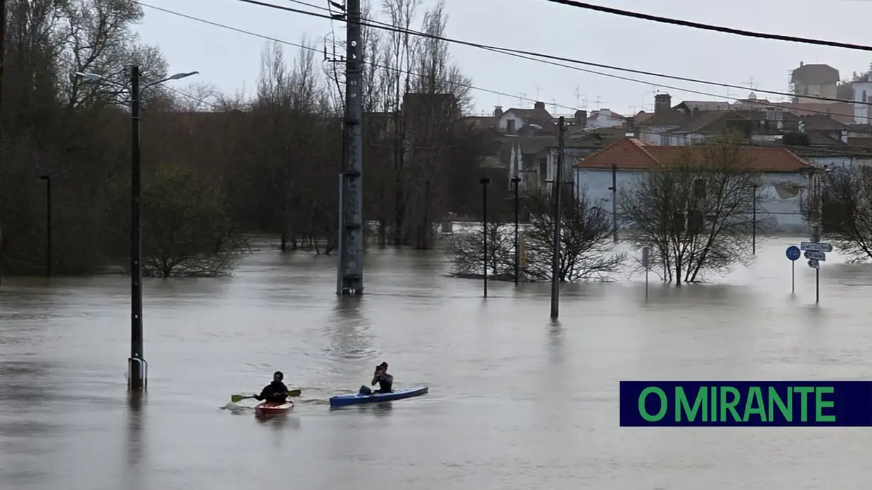 Já se anda de canoa junto à estação de comboios de Santarém