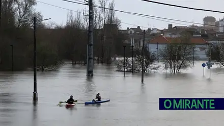 Já se anda de canoa junto à estação de comboios de Santarém