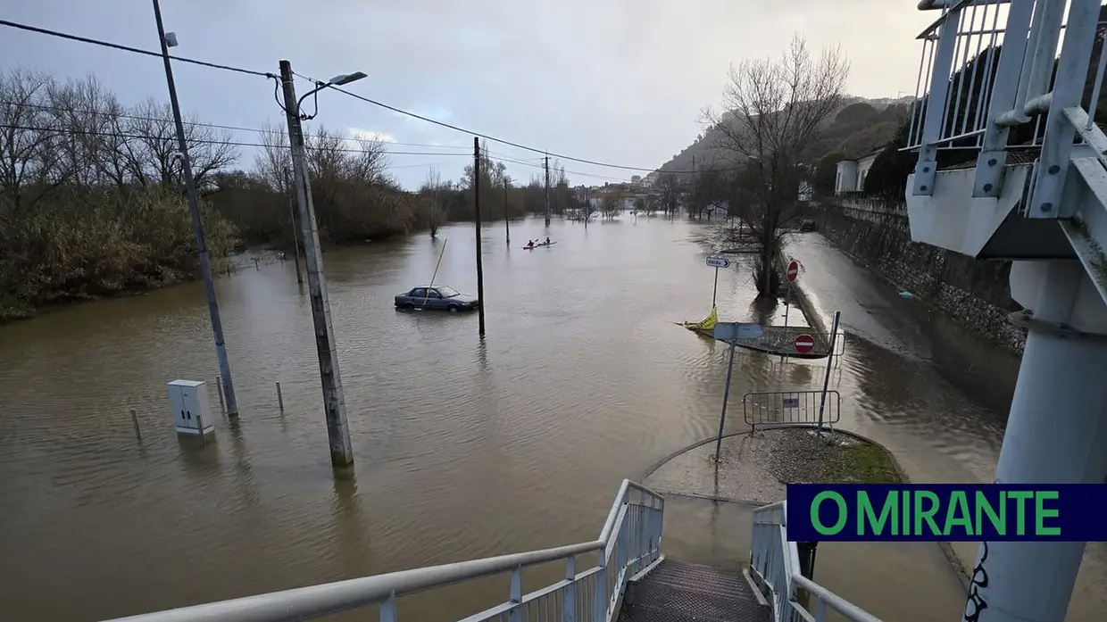 Já se anda de canoa junto à estação de comboios de Santarém