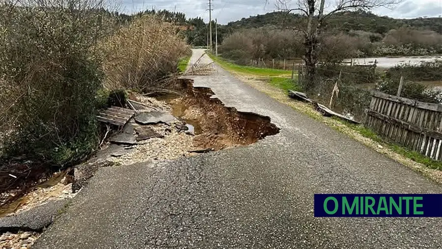 Abatimento corta estrada municipal em Ulme