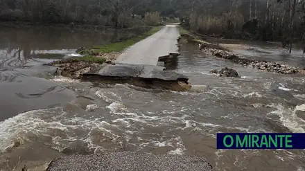 Asfalto cede e água destrói estrada na Parreira