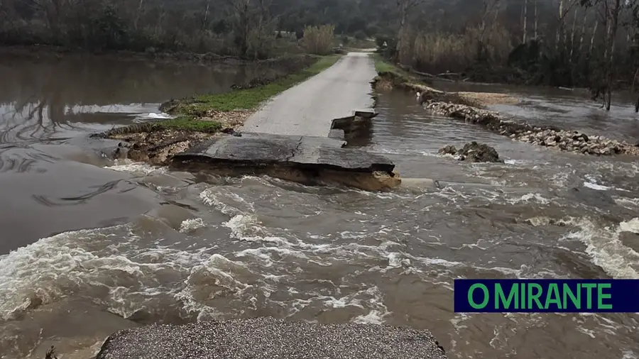 Asfalto cede e água destrói estrada na Parreira