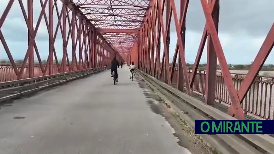 Ponte da Chamusca fechada ao trânsito, aberta à boa vida