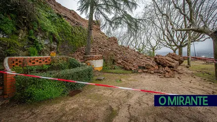 Derrocadas em Abrantes fecham Jardim do Castelo e cortam passeio junto à ponte sobre o Tejo