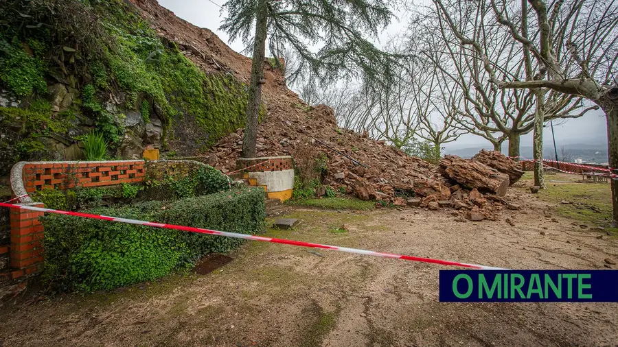 Derrocadas em Abrantes fecham Jardim do Castelo e cortam passeio junto à ponte sobre o Tejo
