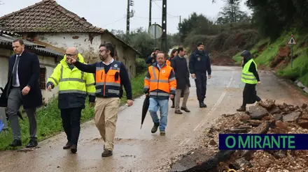 Deslizamentos cortam acessos em Rio Maior, colocam casas em risco e obrigam a retirar 28 pessoas