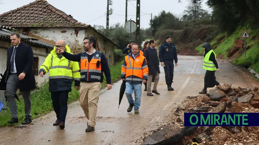 Deslizamentos cortam acessos em Rio Maior, colocam casas em risco e obrigam a retirar 28 pessoas